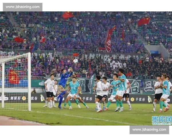 苏超球迷赛后 “最帅捡垃圾” 人走场净成文明标杆