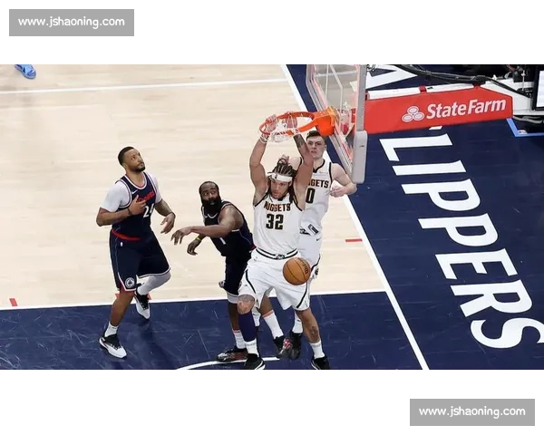 力劈华山！史密斯隔人补扣领衔总决赛十佳球