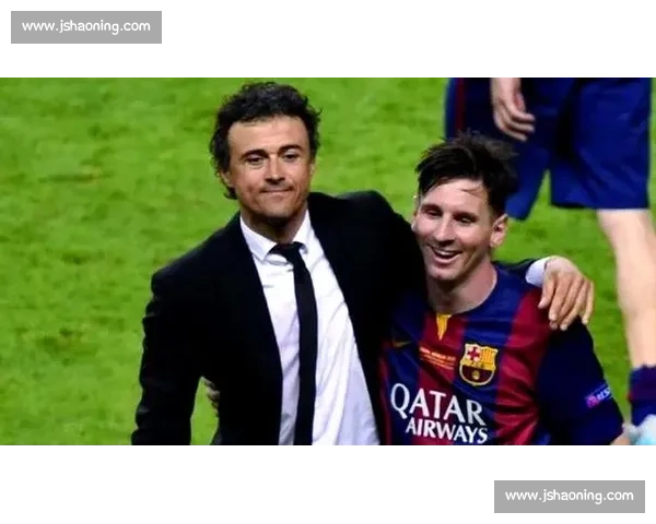 温情重逢！梅西通道内拥抱恩里克 巴黎老友跨越胜负的足坛情谊